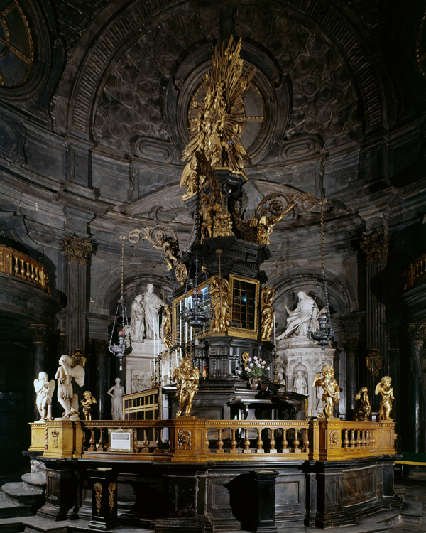 l’interno della Cappella della Sindone a Torino con lo scenografico altare, prima dell’incendio del 1997 (Scala).